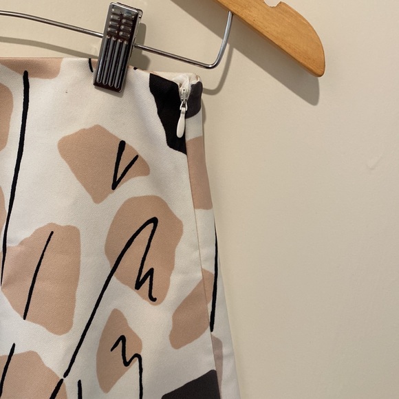 Richard Allan x H&M
Size 4 Casual Skirt - Picture 9 of 9